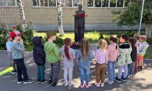  возложение цветов к бюсту Героя Советского Союза Г.Т. Невкепелому