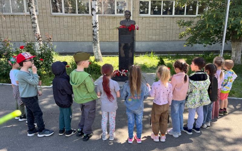  возложение цветов к бюсту Героя Советского Союза Г.Т. Невкепелому